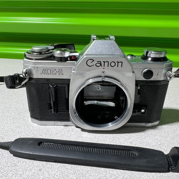 Canon AE-1 35mm SLR Film Camera Body Vintage Silver Black Japan 2386617 - Picture 2 of 14